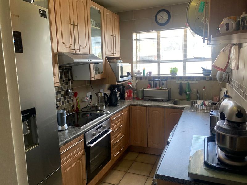 Charming 2-Bedroom Apartment in a Quiet and Secure Eastleigh Complex - Photo 3