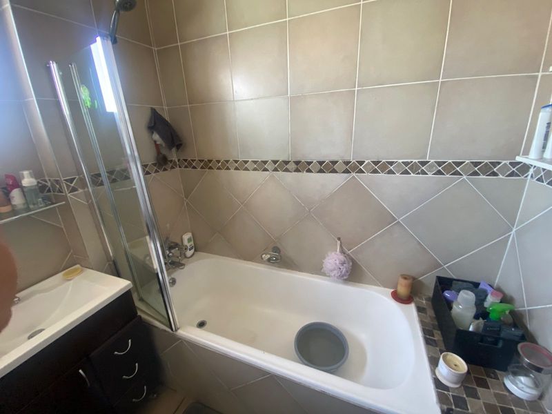 Charming 2-Bedroom Apartment in a Quiet and Secure Eastleigh Complex - Photo 7