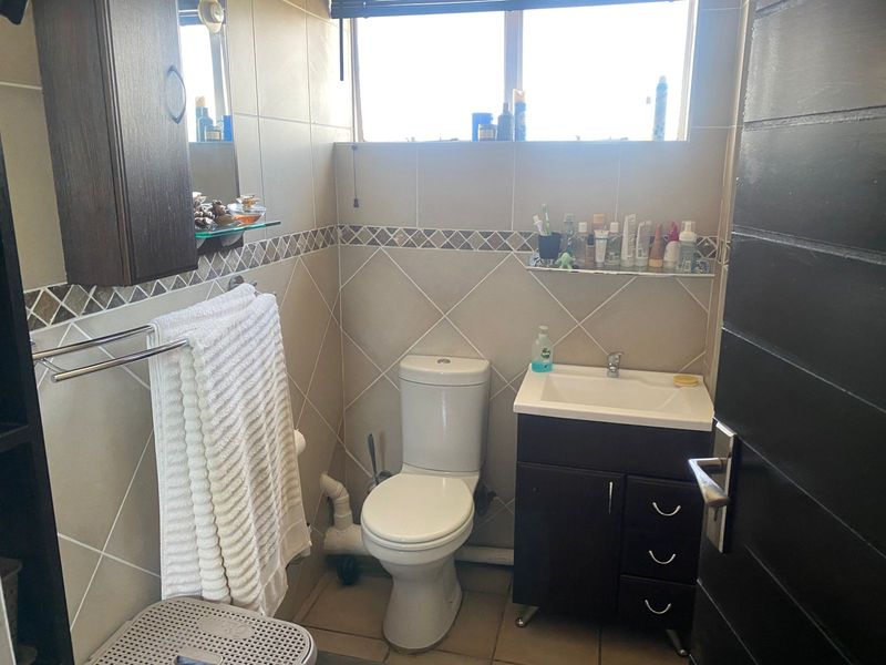 Charming 2-Bedroom Apartment in a Quiet and Secure Eastleigh Complex - Photo 6