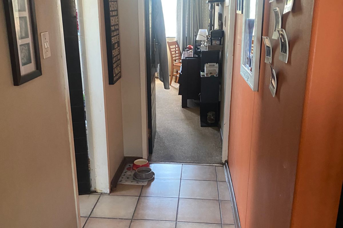 Charming 2-Bedroom Apartment in a Quiet and Secure Eastleigh Complex - Photo 5