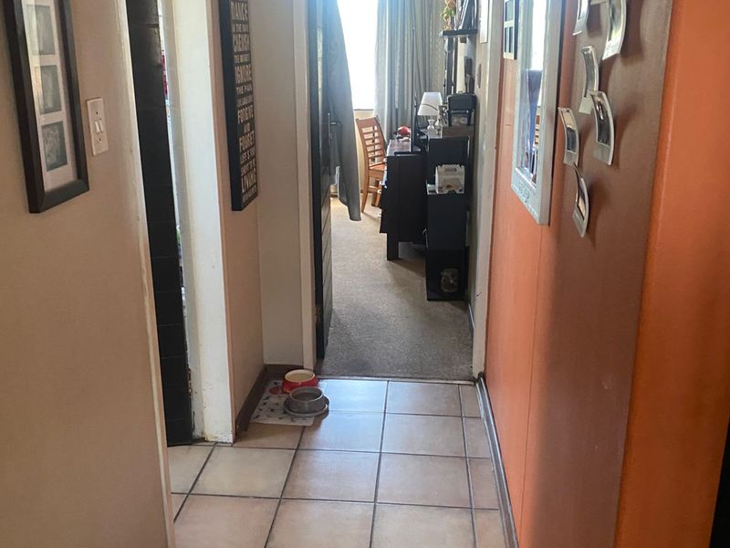 Charming 2-Bedroom Apartment in a Quiet and Secure Eastleigh Complex - Photo 5