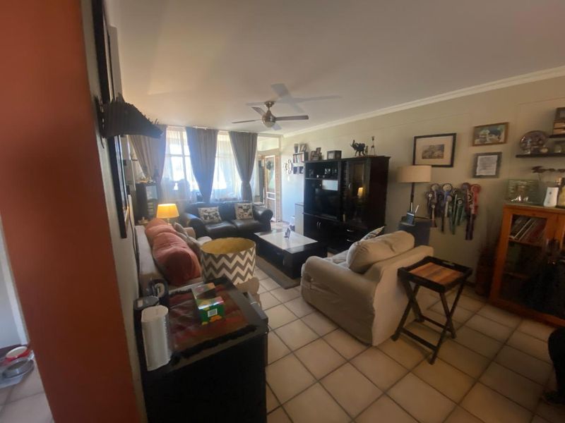 Charming 2-Bedroom Apartment in a Quiet and Secure Eastleigh Complex - Photo 2