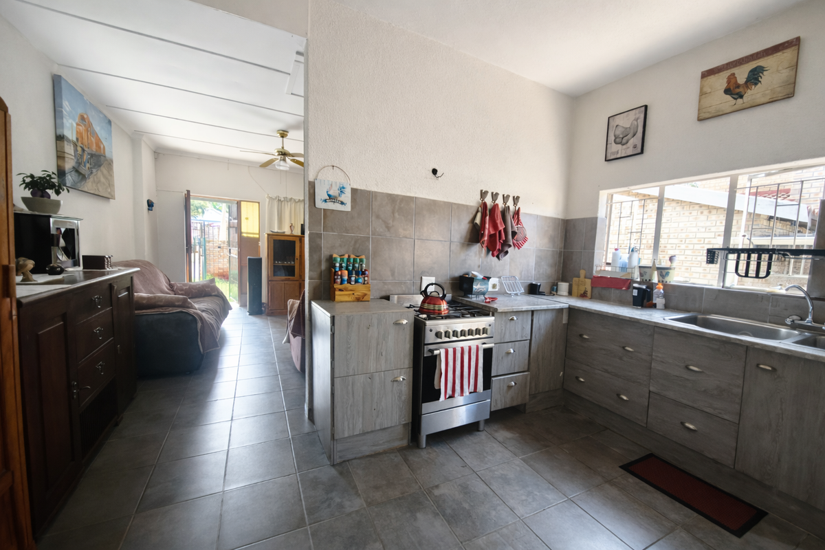 Charming Family Home in Sought-After Protea Park – Priced to Sell! - Photo 3