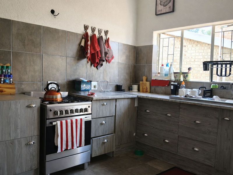 Charming Family Home in Sought-After Protea Park – Priced to Sell! - Photo 5