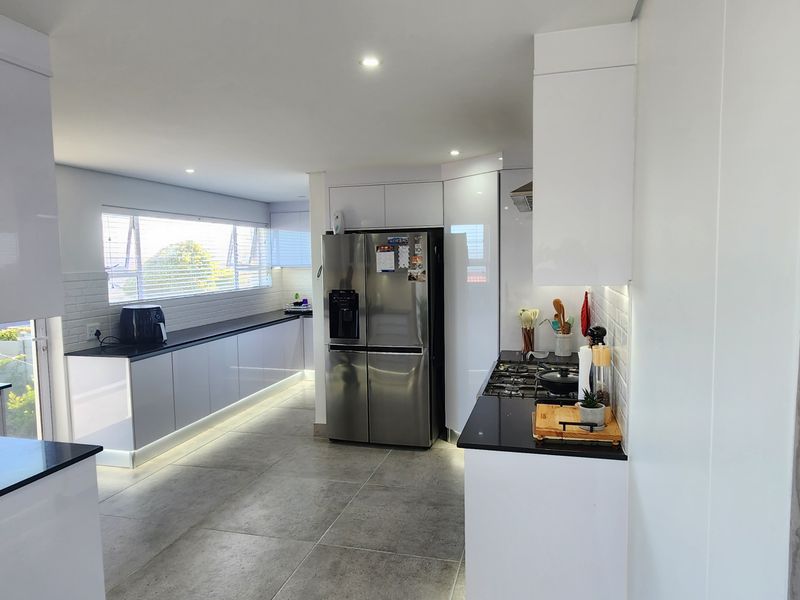 Exquisite coastal living – A modern masterpiece - Photo 10