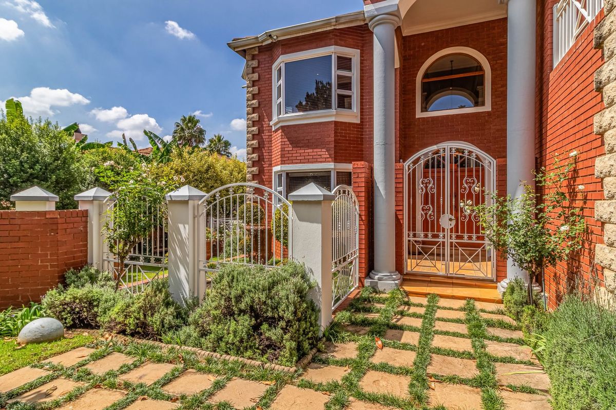 Estate Living At Its Finest! - Photo 3