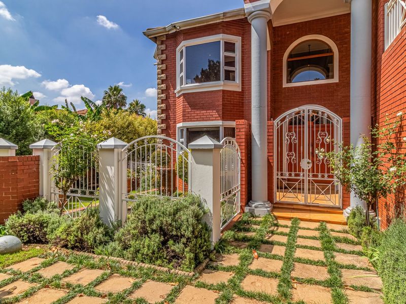 Estate Living At Its Finest! - Photo 3