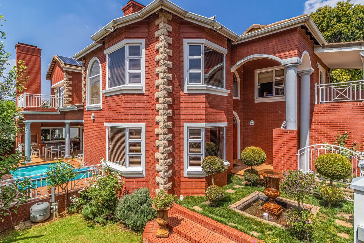 Estate Living At Its Finest! - Photo 5