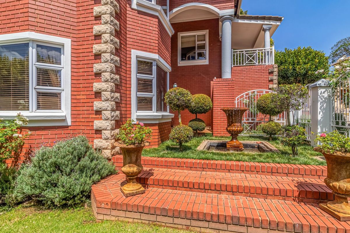 Estate Living At Its Finest! - Photo 4