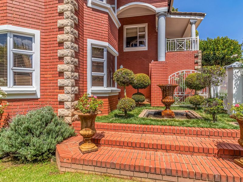 Estate Living At Its Finest! - Photo 4