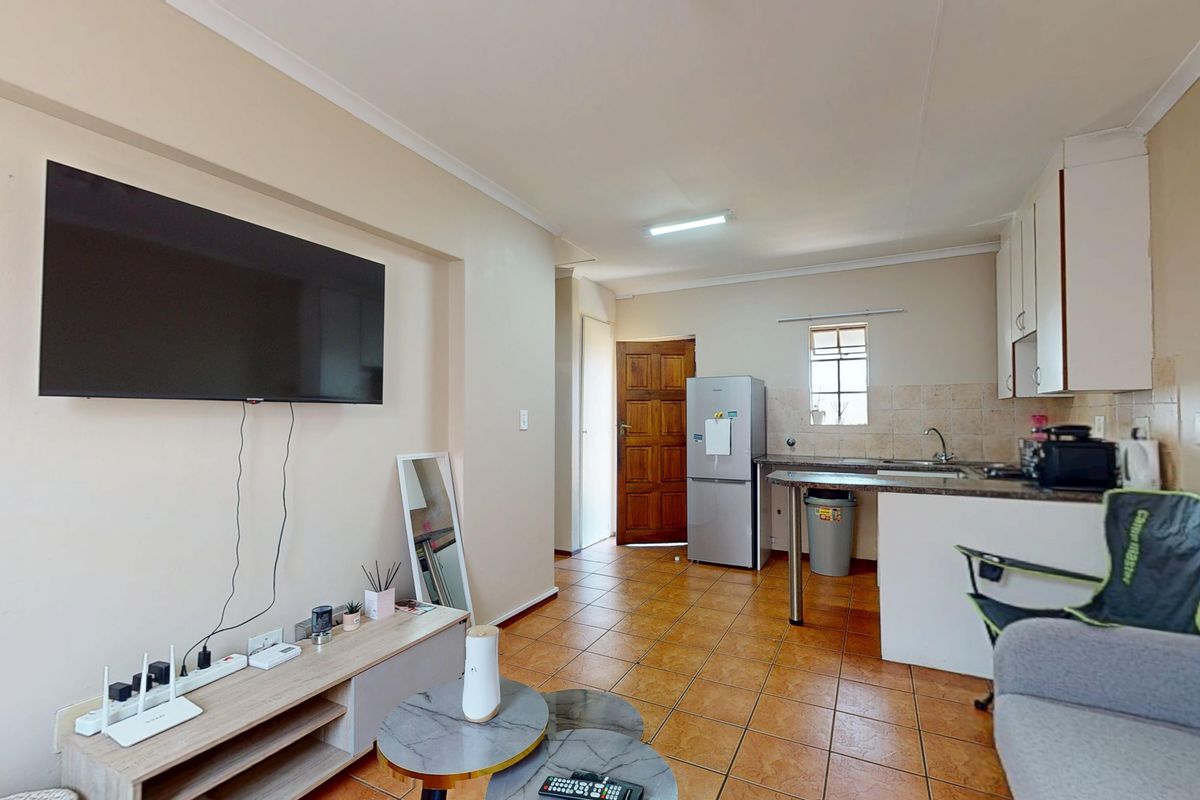 Neat Upstairs Apartment in Ravenswood – Ideal First Buy or Investment - Photo 4