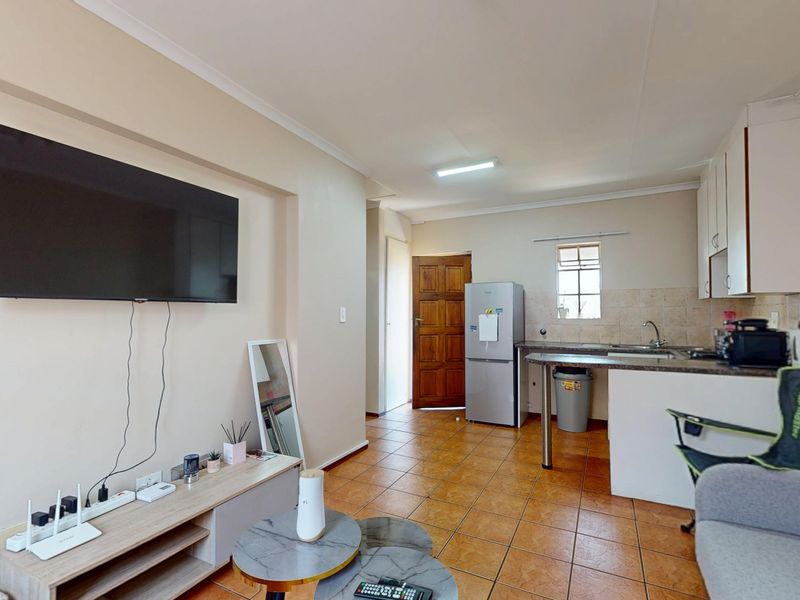 Neat Upstairs Apartment in Ravenswood – Ideal First Buy or Investment - Photo 4