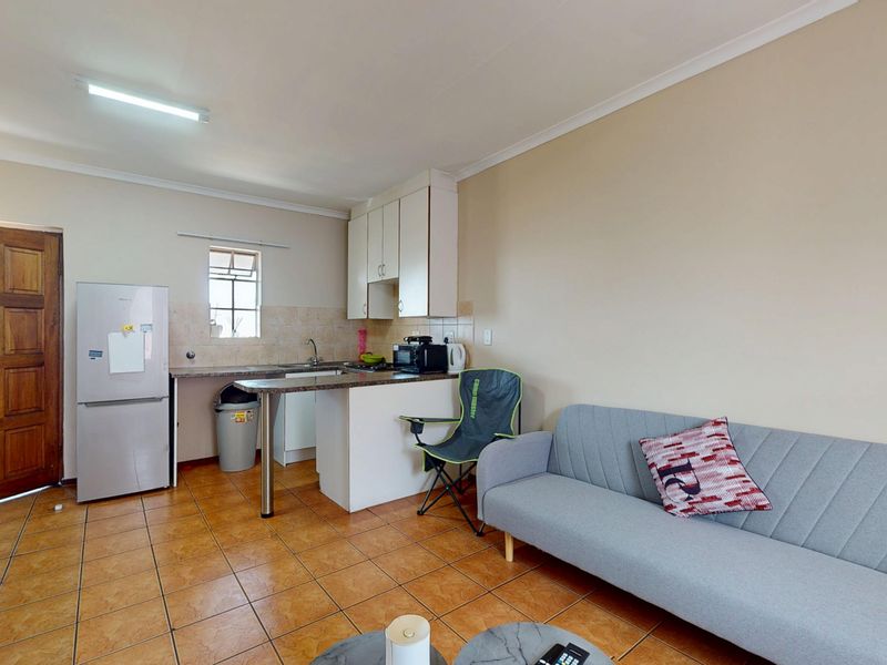 Neat Upstairs Apartment in Ravenswood – Ideal First Buy or Investment - Photo 5