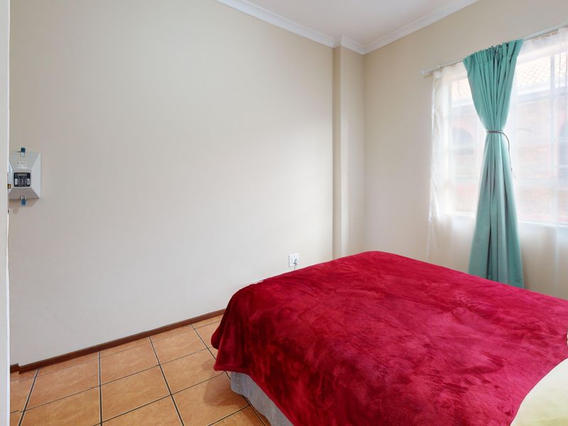 Neat Upstairs Apartment in Ravenswood – Ideal First Buy or Investment - Photo 10