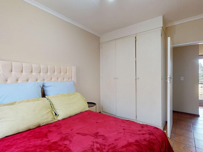 Neat Upstairs Apartment in Ravenswood – Ideal First Buy or Investment - Photo 9