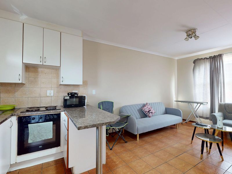 Neat Upstairs Apartment in Ravenswood – Ideal First Buy or Investment - Photo 8