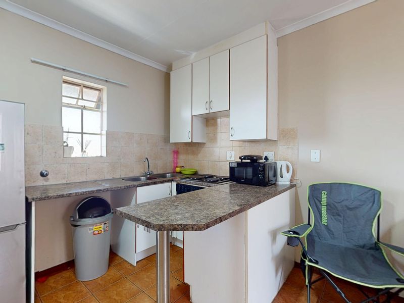 Neat Upstairs Apartment in Ravenswood – Ideal First Buy or Investment - Photo 6