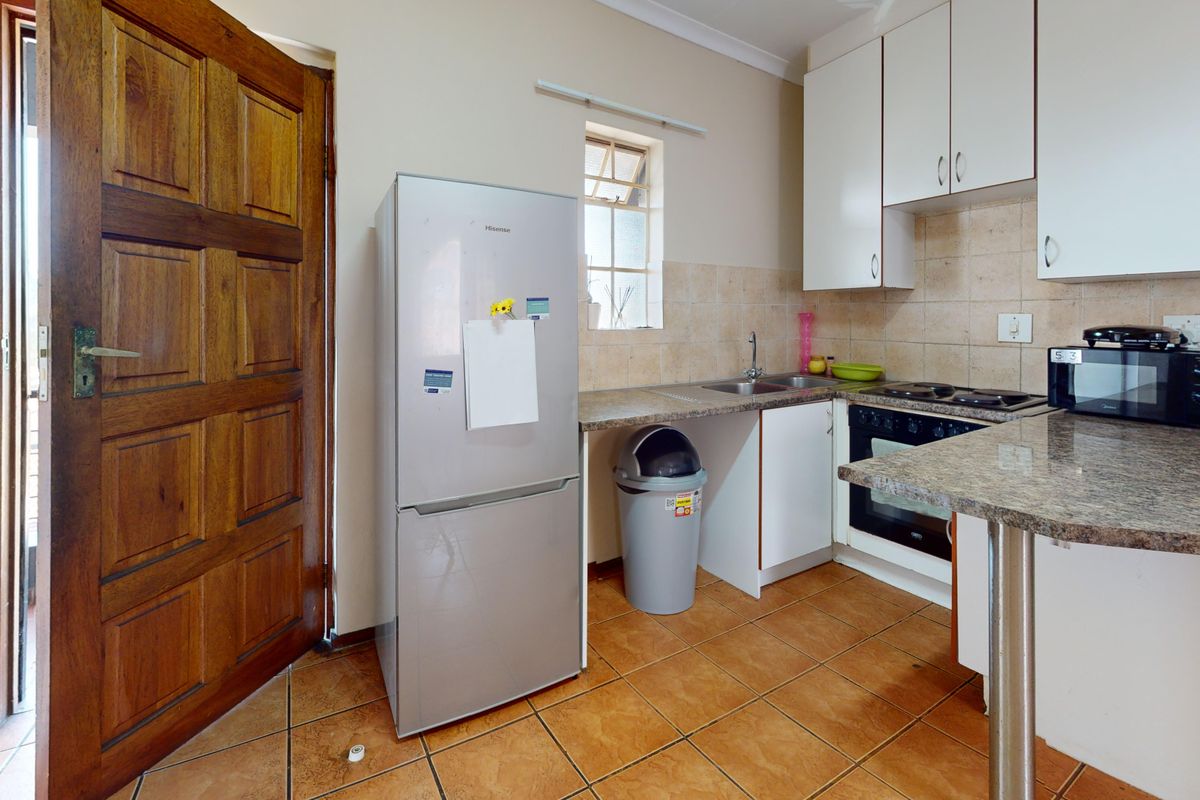 Neat Upstairs Apartment in Ravenswood – Ideal First Buy or Investment - Photo 2