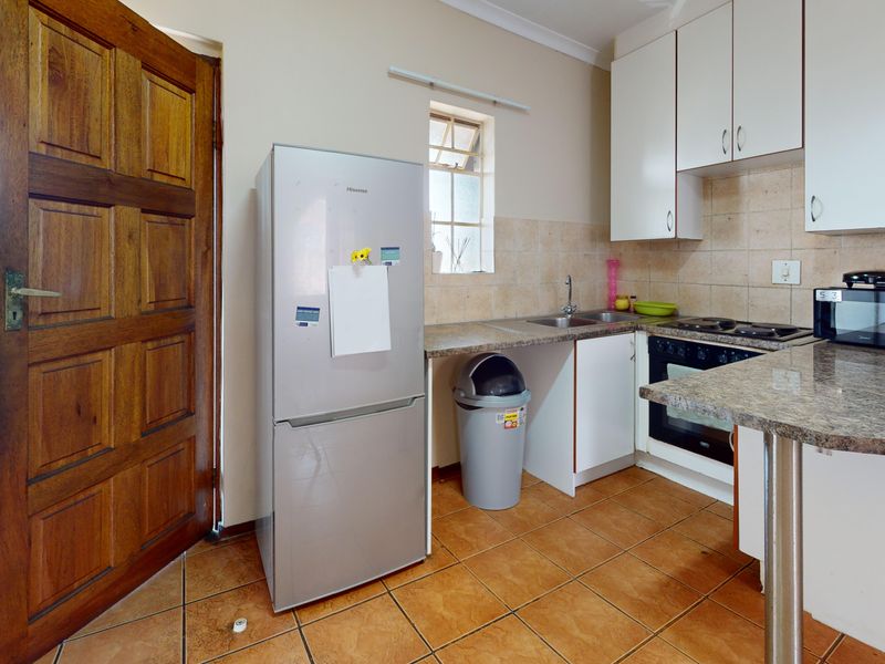 Neat Upstairs Apartment in Ravenswood – Ideal First Buy or Investment - Photo 2