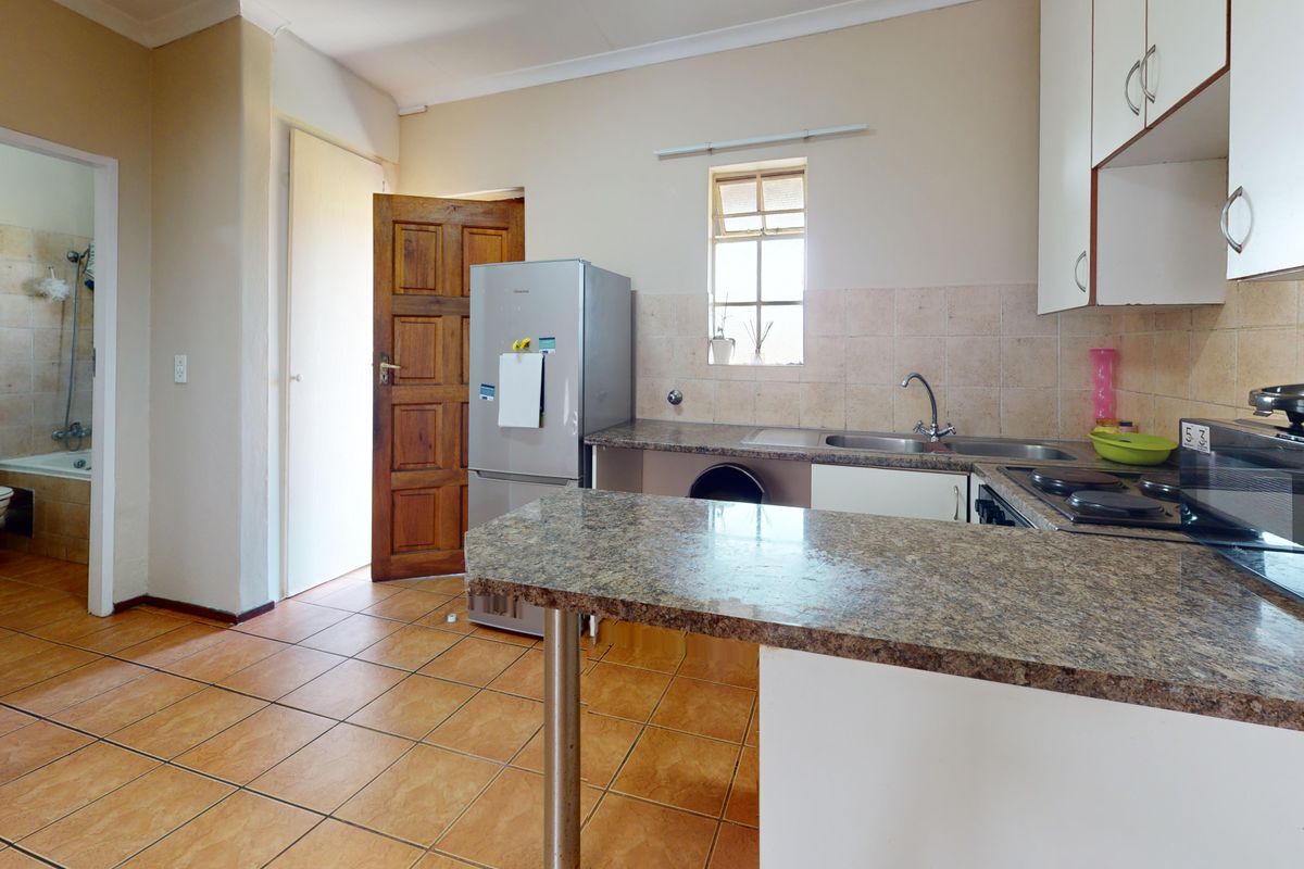 Neat Upstairs Apartment in Ravenswood – Ideal First Buy or Investment - Photo 3