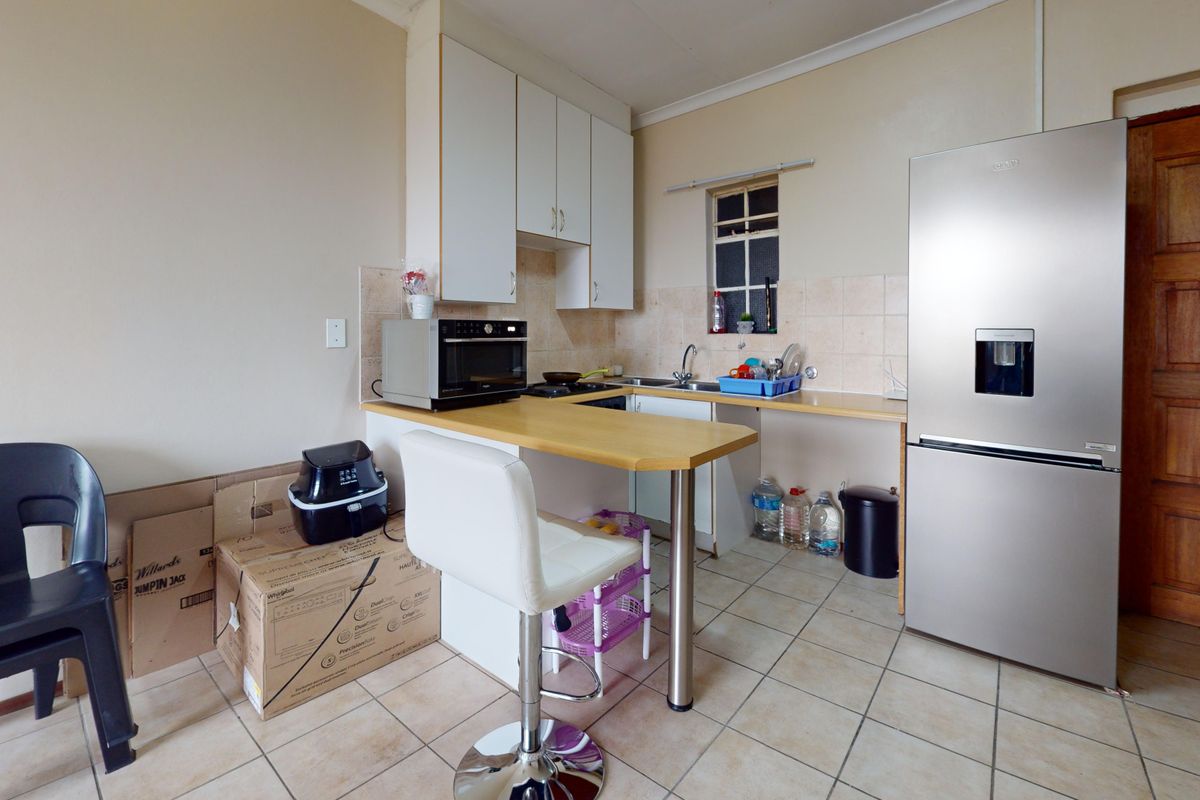 Secure Upstairs Apartment in Ravenswood – Perfect for First-Time Buyers or Investors - Photo 2