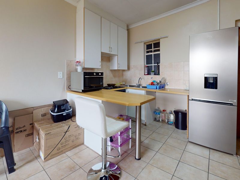 Secure Upstairs Apartment in Ravenswood – Perfect for First-Time Buyers or Investors - Photo 2