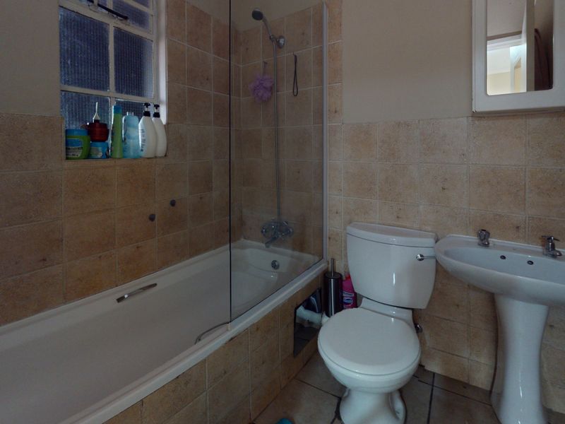 Secure Upstairs Apartment in Ravenswood – Perfect for First-Time Buyers or Investors - Photo 7