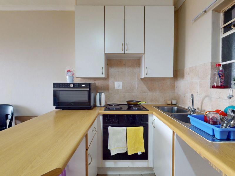 Secure Upstairs Apartment in Ravenswood – Perfect for First-Time Buyers or Investors - Photo 5