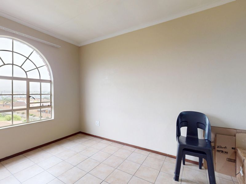 Secure Upstairs Apartment in Ravenswood – Perfect for First-Time Buyers or Investors - Photo 6