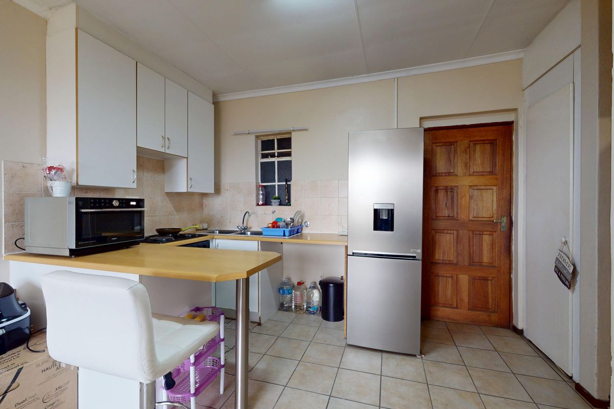 Secure Upstairs Apartment in Ravenswood – Perfect for First-Time Buyers or Investors - Photo 3