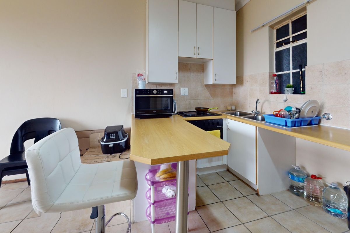 Secure Upstairs Apartment in Ravenswood – Perfect for First-Time Buyers or Investors - Photo 4