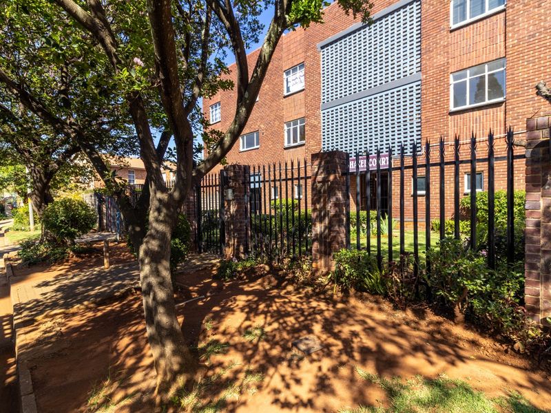 Perfect First Home or High-Return Investment – Location Meets Value! - Photo 3