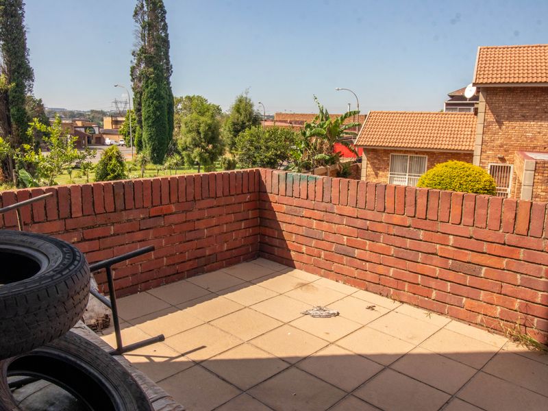 Perfect First Home or High-Return Investment – Location Meets Value! - Photo 10