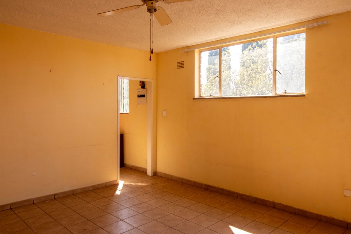 Perfect First Home or High-Return Investment – Location Meets Value! - Photo 4