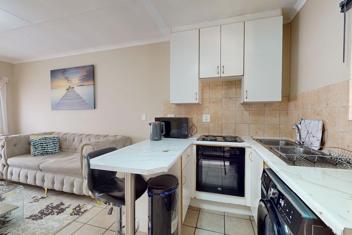 Neat Upstairs Apartment in Ravenswood – Ideal First Buy or Investment - Photo 5