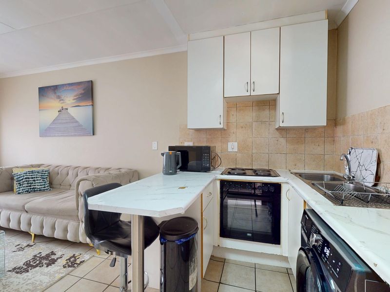 Neat Upstairs Apartment in Ravenswood – Ideal First Buy or Investment - Photo 5