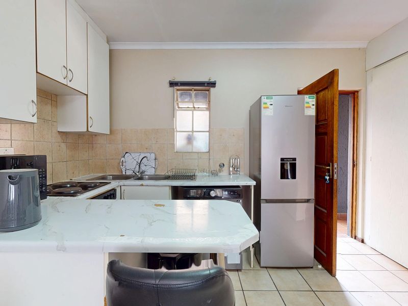 Neat Upstairs Apartment in Ravenswood – Ideal First Buy or Investment - Photo 4