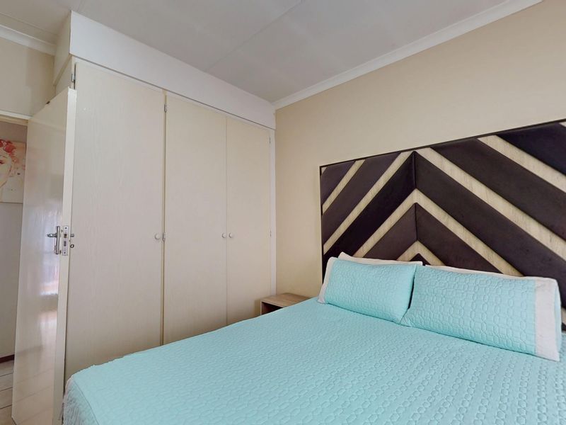 Neat Upstairs Apartment in Ravenswood – Ideal First Buy or Investment - Photo 9