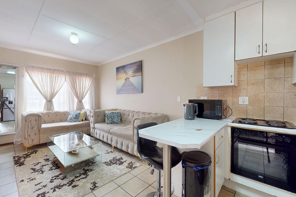 Neat Upstairs Apartment in Ravenswood – Ideal First Buy or Investment - Photo 2