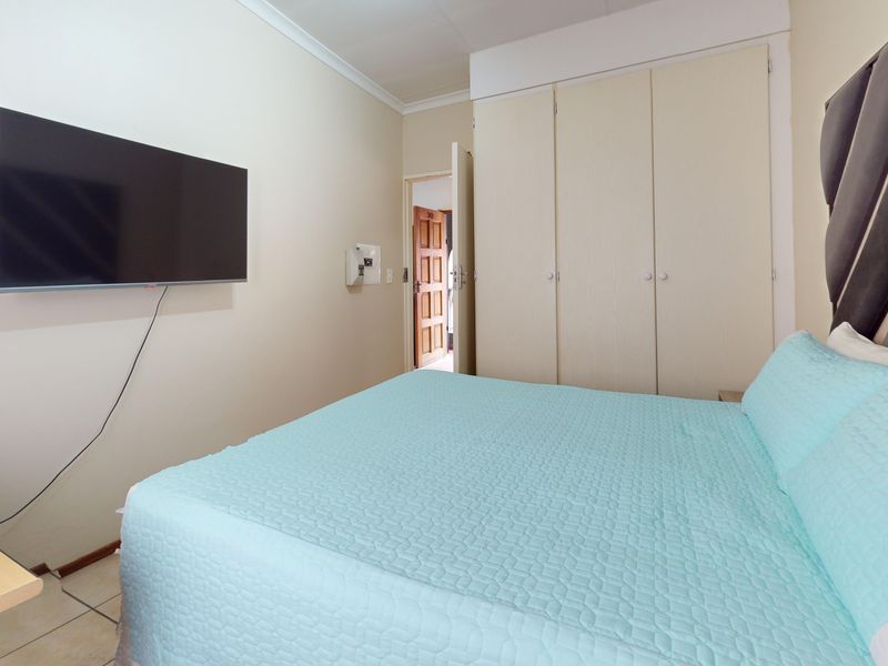 Neat Upstairs Apartment in Ravenswood – Ideal First Buy or Investment - Photo 10