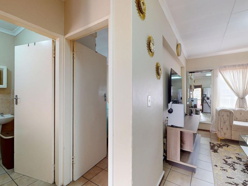 Neat Upstairs Apartment in Ravenswood – Ideal First Buy or Investment - Photo 7