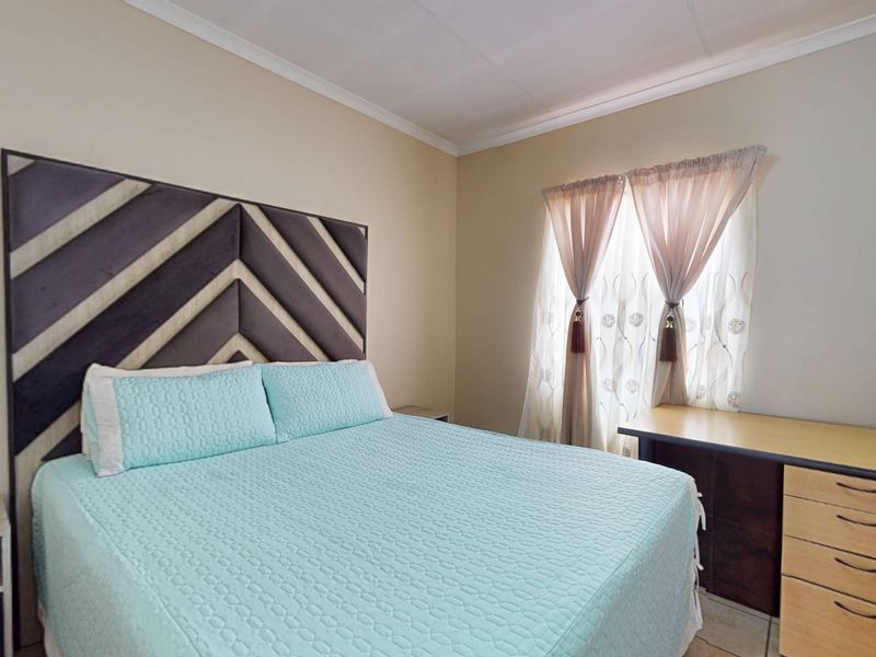 Neat Upstairs Apartment in Ravenswood – Ideal First Buy or Investment - Photo 8