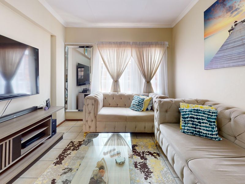 Neat Upstairs Apartment in Ravenswood – Ideal First Buy or Investment - Photo 6