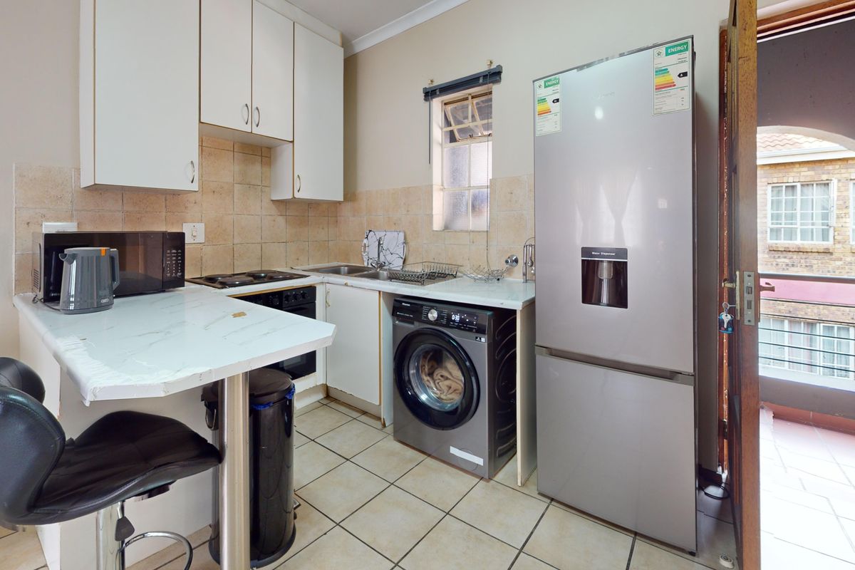 Neat Upstairs Apartment in Ravenswood – Ideal First Buy or Investment - Photo 3