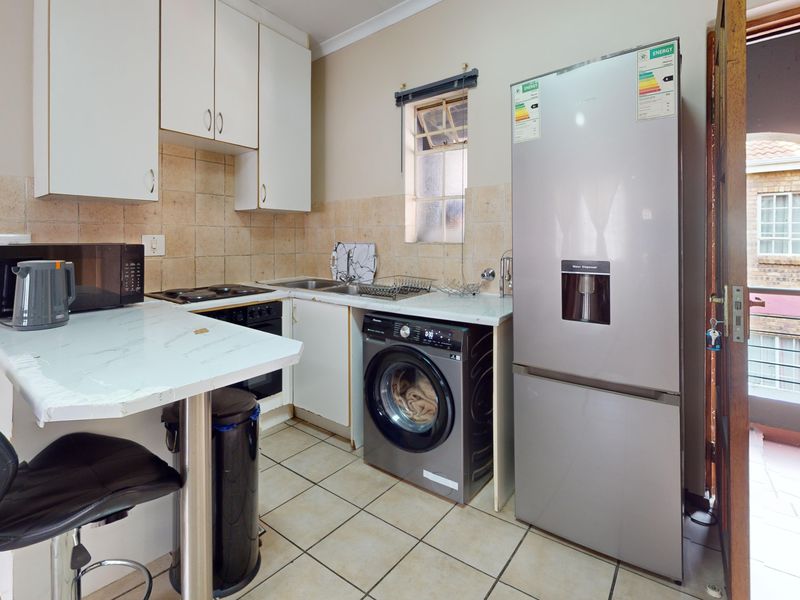 Neat Upstairs Apartment in Ravenswood – Ideal First Buy or Investment - Photo 3