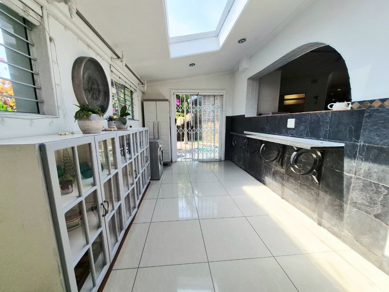 Luxury 5-Bedroom Home with Pool & Premium Entertaining - Photo 7