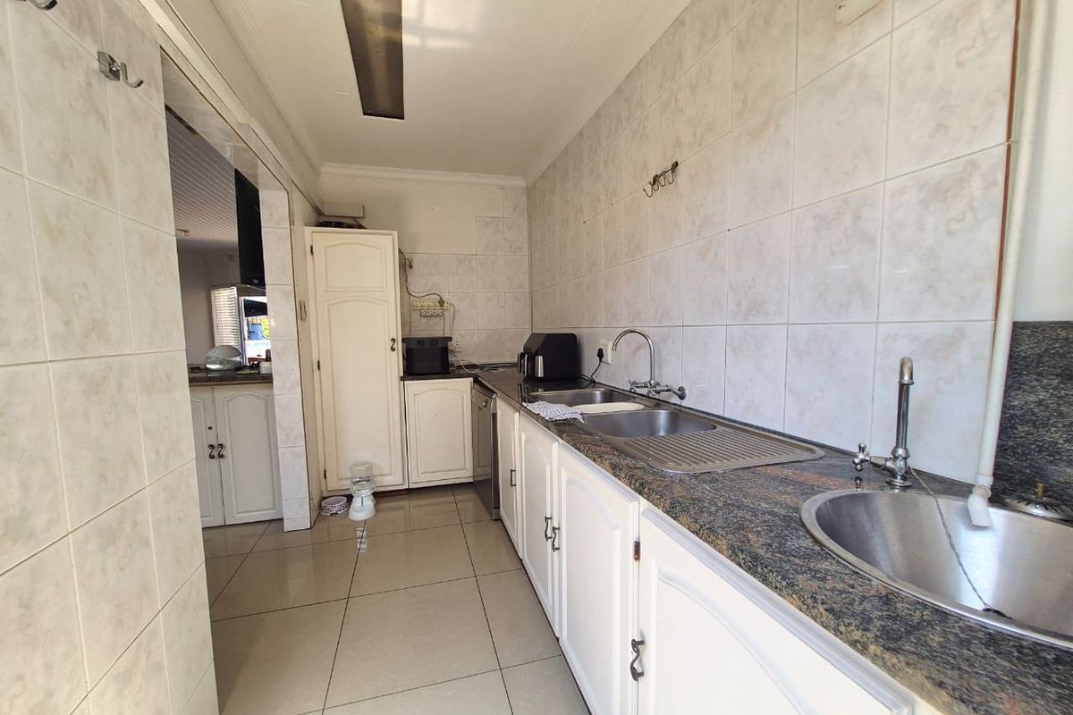 Luxury 5-Bedroom Home with Pool & Premium Entertaining - Photo 4