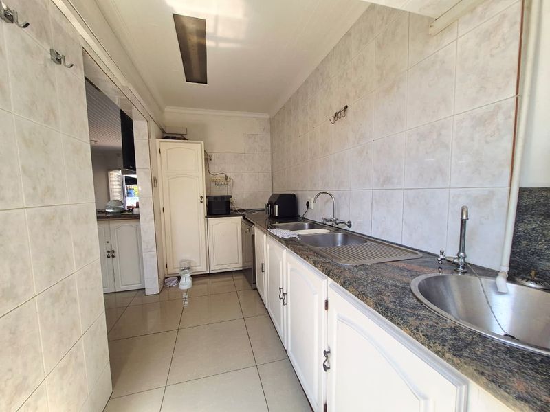 Luxury 5-Bedroom Home with Pool & Premium Entertaining - Photo 4