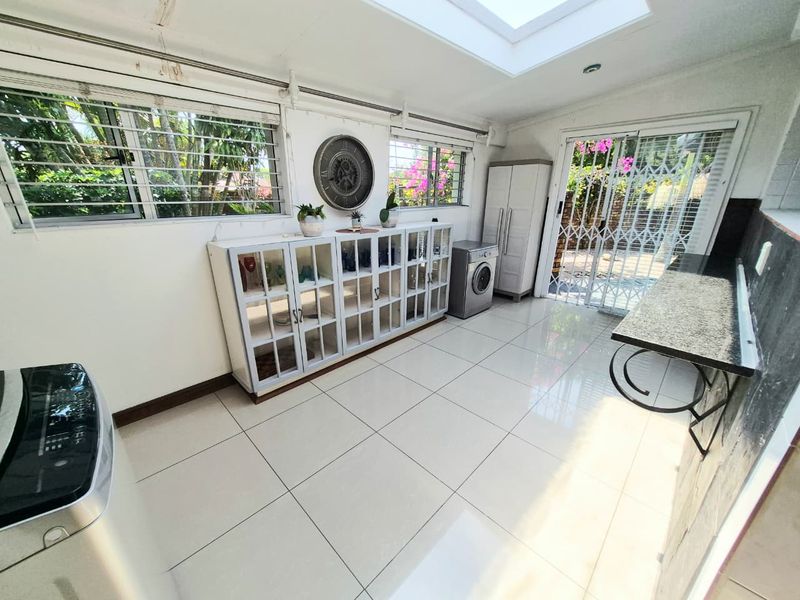 Luxury 5-Bedroom Home with Pool & Premium Entertaining - Photo 6