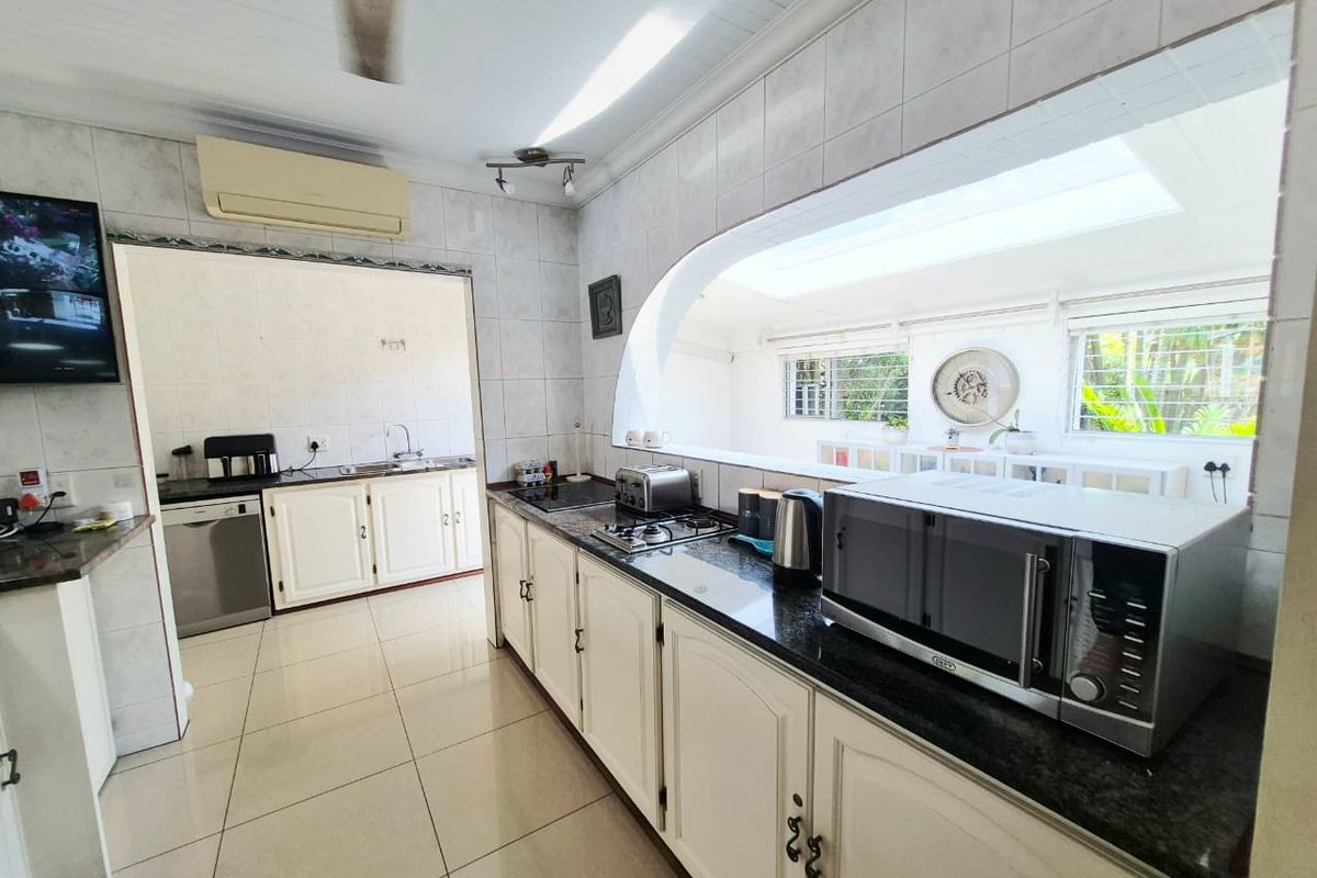 Luxury 5-Bedroom Home with Pool & Premium Entertaining - Photo 5